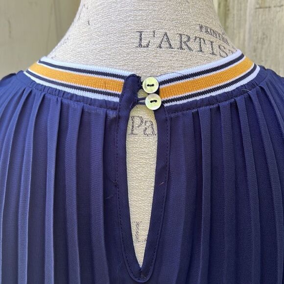 DR2 navy blue pleated sleeveless shirt. Size M - Picture 6 of 6